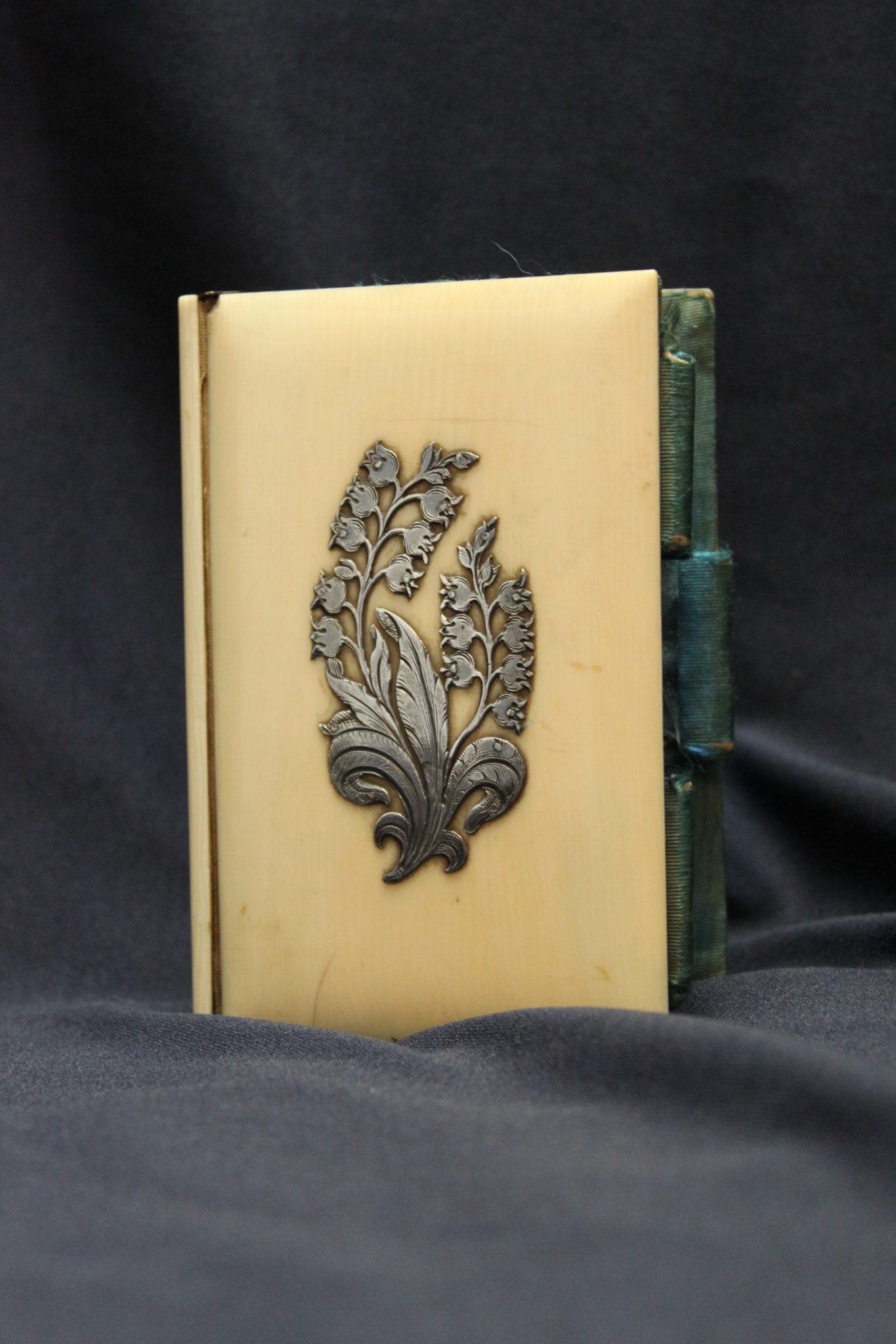 Silver mounted ladies ivory card case Silver mounted ladies ivory card case