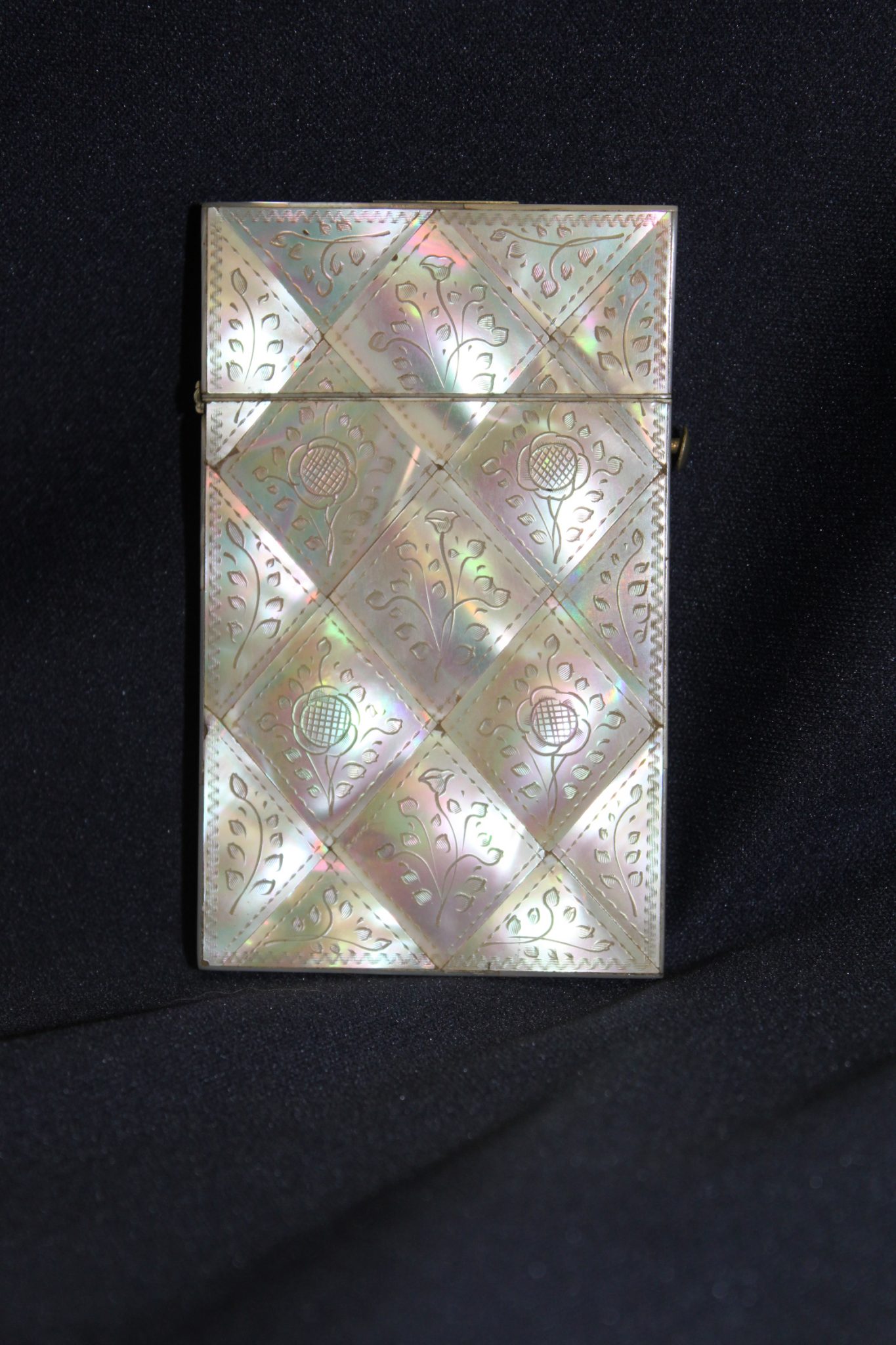 Engraved Mother-of-pearl card case Engraved Mother-of-pearl card case