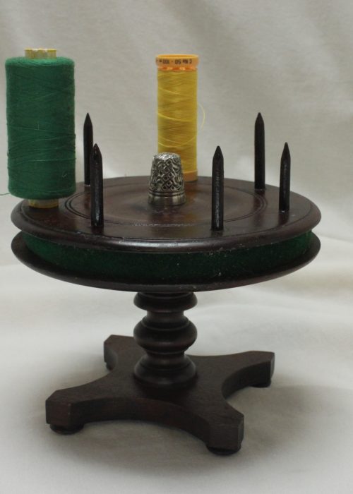 Revolving cotton reel holder in the shape of a table Revolving cotton reel holder in the shape of a table