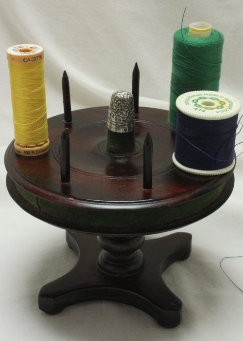 Revolving cotton reel holder in the shape of a table Revolving cotton reel holder in the shape of a table