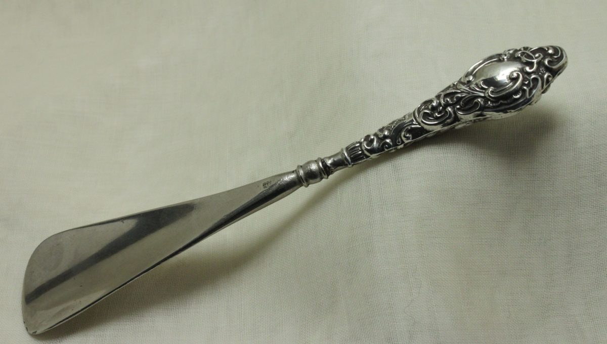 Sterling silver handled shoe horn Chester 1903 Sterling silver handled shoe horn Chester 1903