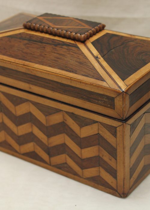 Georgian tea caddy veneered with rosewood and boxwood Georgian tea caddy veneered with rosewood and boxwood