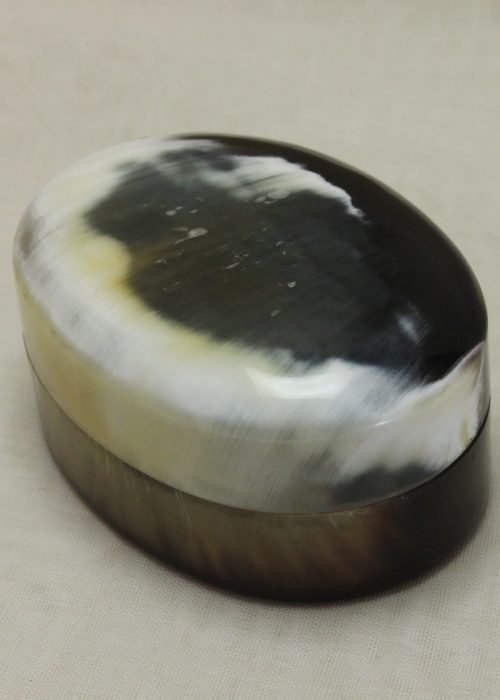 Oval pressed horn box Oval pressed horn box