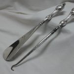 Silver handled button hook and shoe horn Birmingham 1909.