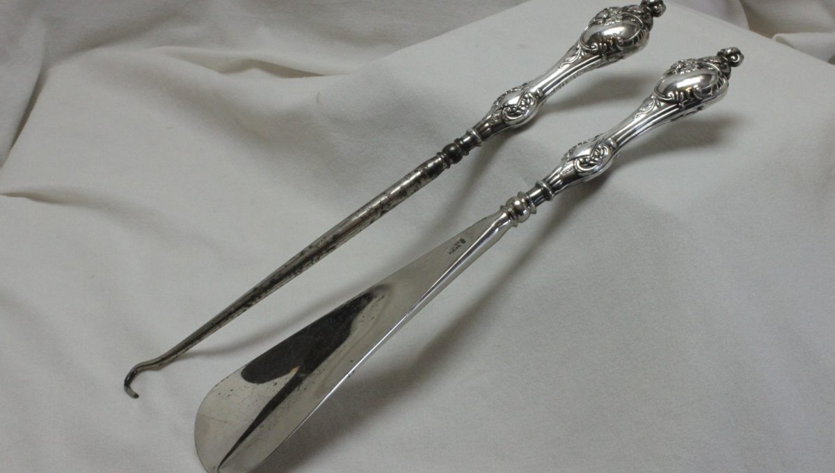 Silver handled button hook and shoe horn Birmingham 1909.